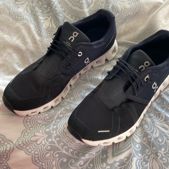 On clouds  Excellent condition size 9.5 - Picture 1 of 4